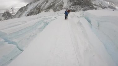 Hintli dağcılar Everest ana kampına doğru ilerliyorlar.. 