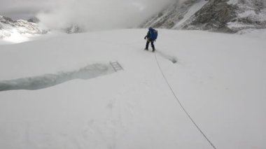 Hintli dağcılar Everest ana kampına doğru ilerliyorlar.. 