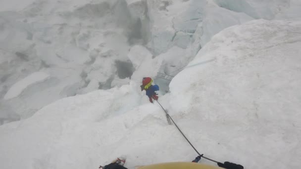 Arrampicanti indiani in rotta verso il campo base dell'Everest. — Video Stock