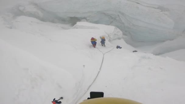 Индийские альпинисты направляются к базовому лагерю Эверест. — стоковое видео
