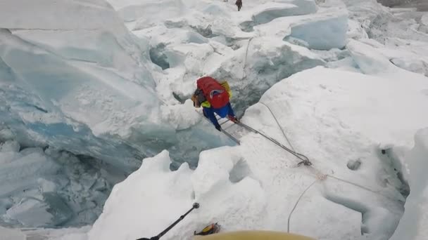 Индийские альпинисты направляются к базовому лагерю Эверест. — стоковое видео