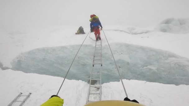 Escaladores indios rastreando hacia el campamento base del Everest. — Vídeos de Stock