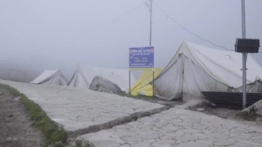 Kedarnath Yolu üzerindeki Himalaya Tepeleri 'nde sis var. Kedarnath Tapınağı