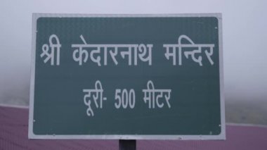  Kedarnath Tapınağı 500 metre yazılı