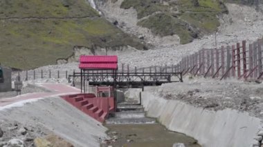 Kedarnath Vadisi 'nin etrafını saran duvar ve kablo tabakası