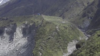 Himalaya kasabası, arka planda çadırlar, zirveler. 