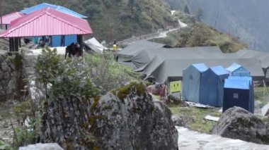 Himalaya kasabası, çadırlar, arka plandaki tepeler Garhwal Himalaya sıradağları 