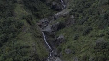 Himalayalar 'ın Garhwal Himalaya Dağları' ndaki doğal şelalesi