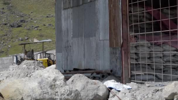 Lavori di costruzione in corso nell'Himalaya superiore — Video Stock