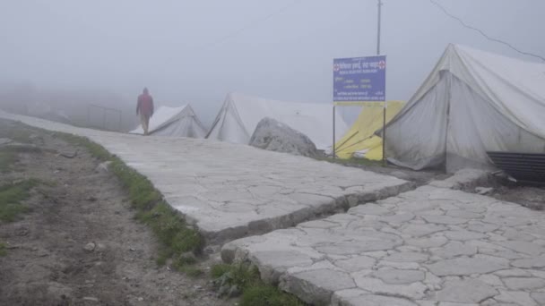 Mlha v Himalájských vrších na cestě do Kedarnath Treku. Kedarnath Temple — Stock video