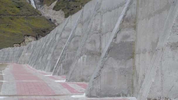 ケダルナトの谷の周りの壁とワイヤー層 — ストック動画