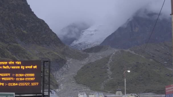 El exuberante de las montañas de nieve en la región del Himalaya de Uttarakhand — Vídeos de Stock