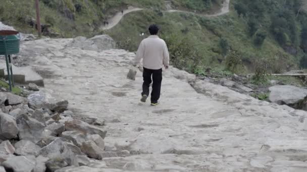 Himalaya tepeleri, dar yollar, Himalaya çayırları. Himalaya köylüleri — Stok video