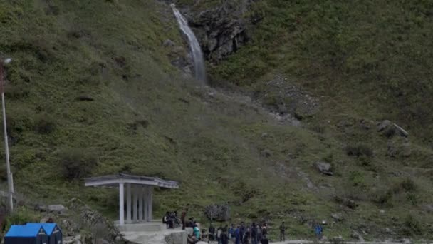 Přírodní vodopád Himálaje v Garhwal Himálajské pohoří — Stock video