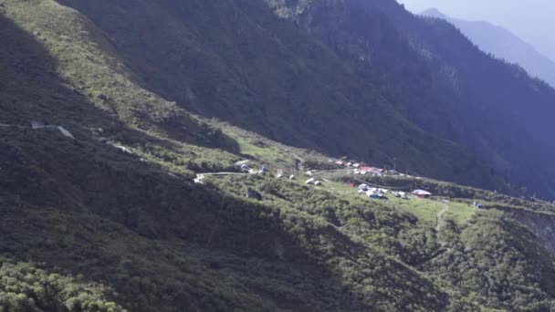 Kedarnath Valley, Garhwal Himalaya Range, prachtig landschap, besneeuwde toppen, — Stockvideo