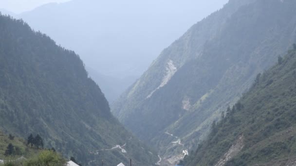, Fiume montagnoso himalayano Una splendida vista panoramica della natura. — Video Stock