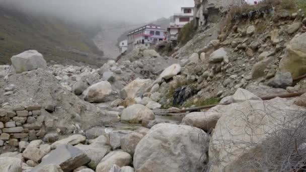 Setelah bencana di kuil Kedarnath 2013 kehidupan dimulai lagi — Stok Video