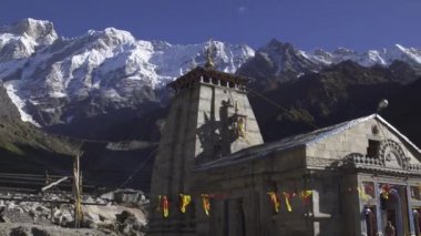 Kedarnath Tapınağı 'nın sabah manzarası. Arka planda Kedarnath zirvesi. 