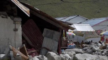 Himalayalar 'da inşaat çalışmaları devam ediyor.