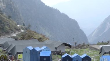 Himalaya kasabası, çadırlar, arka plandaki tepeler Garhwal Himalaya sıradağları 