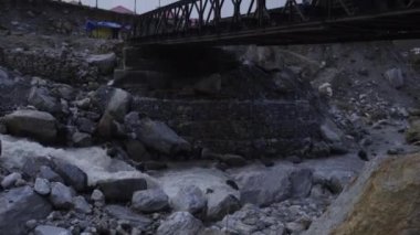Himalaya dağlık nehri Himalaya vadisinde akıyor.