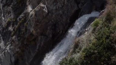 Himalayalar 'da Doğal Şelale, Garhwal Himalayalar' da, Kedarnath Tapınağı yakınlarında. 