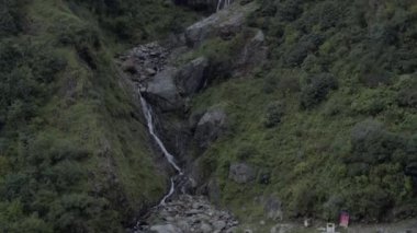 Himalayalar 'ın Garhwal Himalaya Dağları' ndaki doğal şelalesi