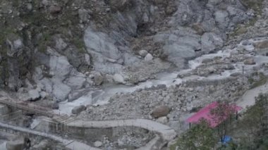 Himalayalar 'ın Garhwal Himalaya Dağları' ndaki doğal şelalesi