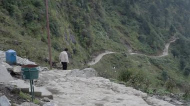  Himalaya tepeleri, dar yollar, Himalaya çayırları. Himalaya köylüleri