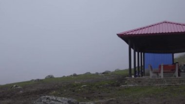 Kedarnath Yolu üzerindeki Himalaya Tepeleri 'nde sis var. Kedarnath Tapınağı