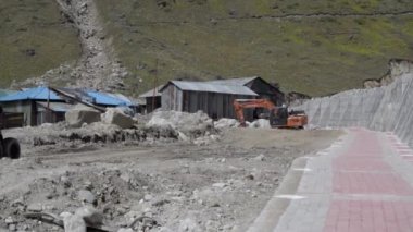 Kedarnath Vadisi 'nin etrafını saran duvar ve kablo tabakası