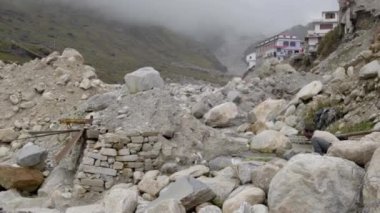 Kedarnath Tapınağı 'ndaki felaketten sonra 2013' te hayat yeniden başladı.