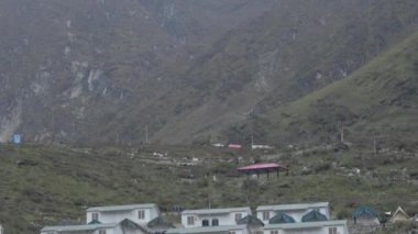 Himalaya kasabası, arka planda Himalaya Tepeleri manzaralı çadırlar, tepeler Himalaya Tepeleri,