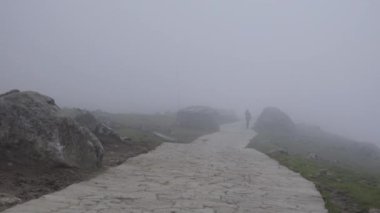 Kedarnath Yolu üzerindeki Himalaya Tepeleri 'nde sis var. Kedarnath Tapınağı