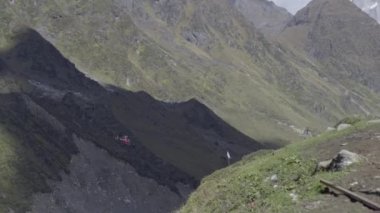 Himalaya Tepeleri manzarası Himalaya Tepeleri 'nin helikopterini gezerken gösteriyor..