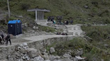 Uttarakhand 'daki Güzel Vadi Yolundaki Turist 