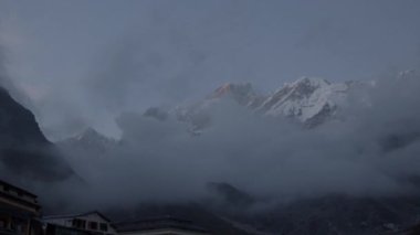 Himalaya Tepeleri manzarası Himalaya Tepeleri, Himalaya kasabasını gösteriyor,