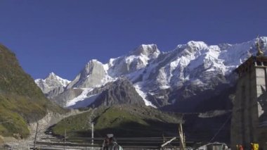 Kedarnath Tapınağı 'nın sabah manzarası. Arka planda Kedarnath zirvesi. 