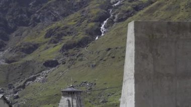 Kedarnath Vadisi 'nin etrafını saran duvar ve kablo tabakası