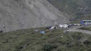 Himalaya kasabası, arka planda Himalaya Tepeleri manzaralı çadırlar, tepeler Himalaya Tepeleri,