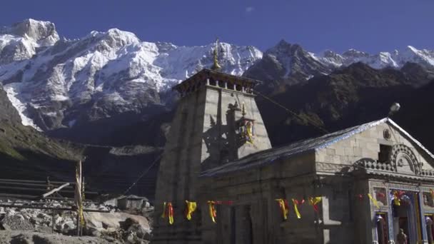 Ranní pohled na chrám Kedarnath. Vrchol Kedarnath na pozadí. — Stock video