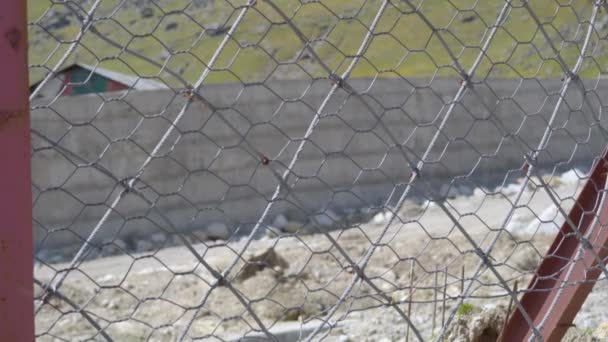 Vrstva zdí a drátů obklopující údolí Kedarnathu — Stock video