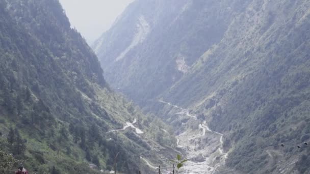 , Himálajská hornatá řeka Krásný malebný pohled na přírodu. — Stock video
