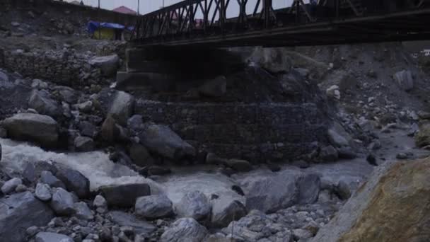 Himalajska górska rzeka przepływająca przez Himalajską dolinę — Wideo stockowe