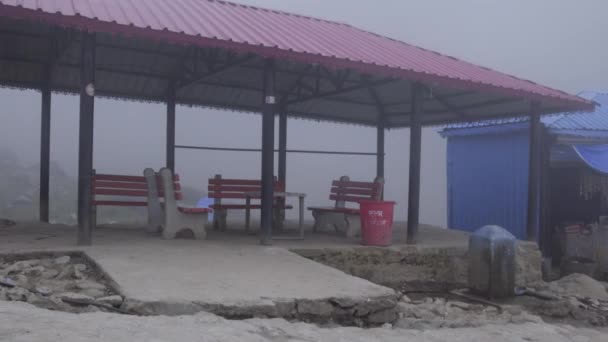 Туман в Гималайских горах на пути к Кедарнатх Трек. Храм Кедарнатх — стоковое видео