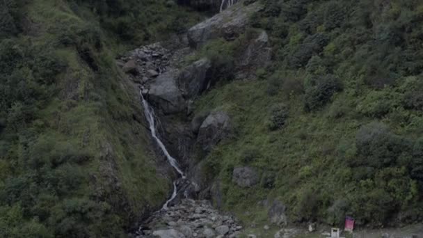 Naturligt vattenfall i Himalaya i Garhwal Himalaya Range — Stockvideo