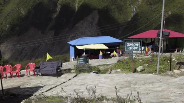 Himalaya stad, tenten, toppen op de achtergrond. — Stockvideo