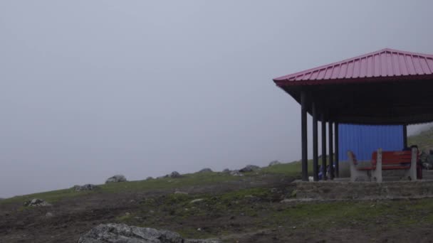 Kedarnath Yolu üzerindeki Himalaya Tepeleri 'nde sis var. Kedarnath Tapınağı — Stok video