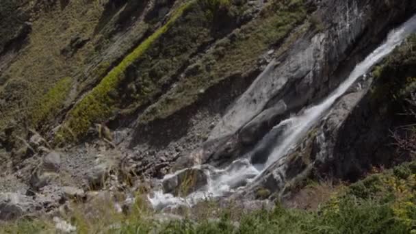 Naturalny wodospad w Himalajach, zasięg Himalajów Garhwal, w pobliżu świątyni Kedarnath — Wideo stockowe
