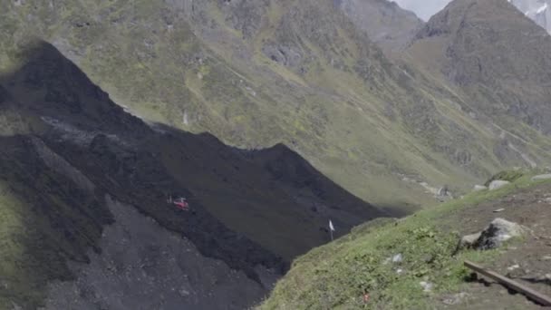 Paisaje de Himalaya Hills mostrando helicóptero de Himalaya Hills vagando alrededor. — Vídeo de stock